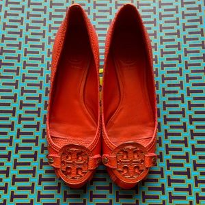 Tory Burch orange open toe flat sandal wedge heel. Size 5.5